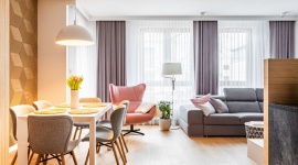 Szarość i dąb. Zaglądamy do funkcjonalnego mieszkania we Włochach